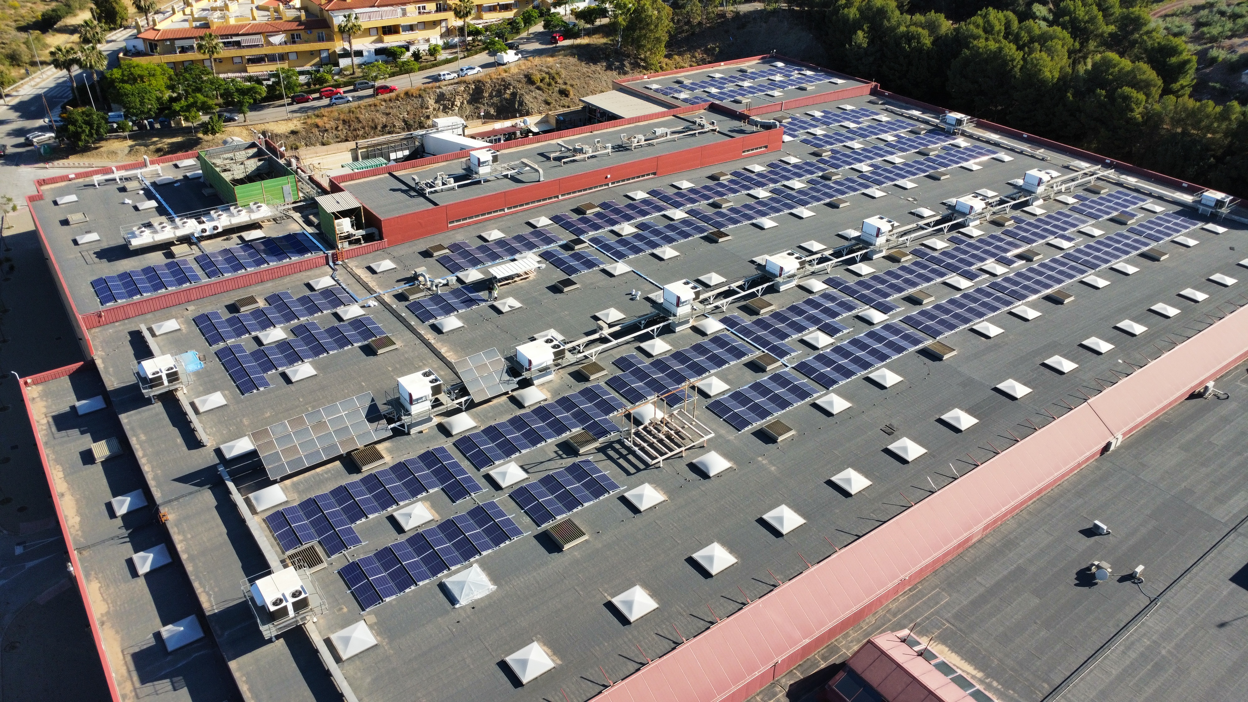 Nave industrial con paneles solares